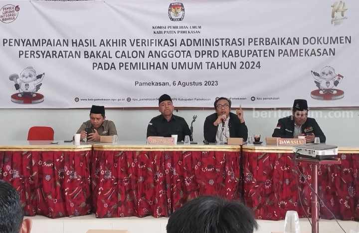 KPU Pamekasan Luruskan Persepsi Kelipatan 3 Bacaleg Perempuan Divisi Teknis dan Penyelenggaraan KPU Pamekasan, Moh Amiruddin (pegang mic) dalam penyampaian hasil akhir verifikasi administrasi perbaikan dokumen Bacaleg di Pamekasan, Minggu (6/8/2023).