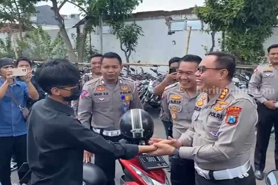 Kombes Pol Taslim Chairuddin menyalami Marselino yang baru saja lulus tes praktik di Satpas Colombo, Selasa (08/08/2023). (Foto/Anggadia).