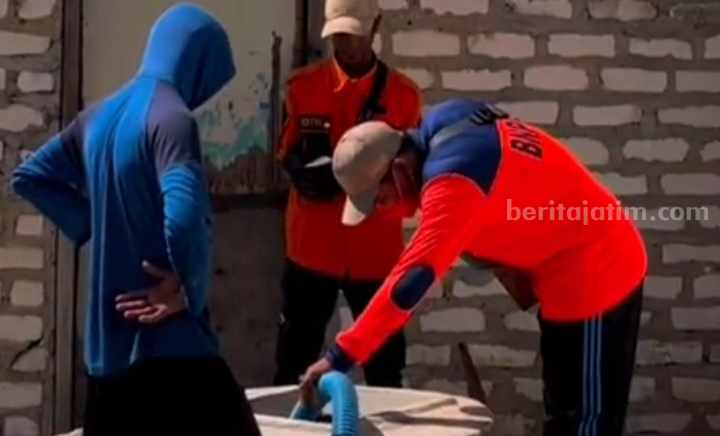 Proses distribusi air bersih oleh BPBD Pamekasan.