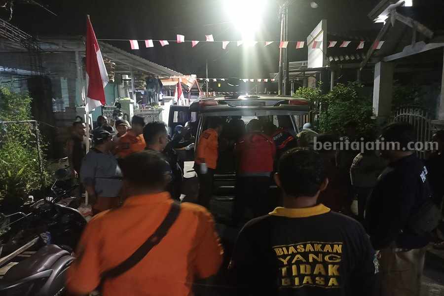 Petugas gabungan saat melakukan evakuasi kepada RA di Jalan Karang Rejo IV, Wonokromo, Surabaya, Rabu (09/08/2023) pukul 01.00 WIB. (Foto/Anggadia).