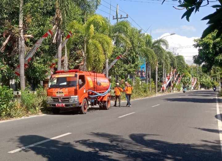 BPBD Pamekasan Terjunkan 8 Armada Tangki Air Tanggulangi Kekeringan