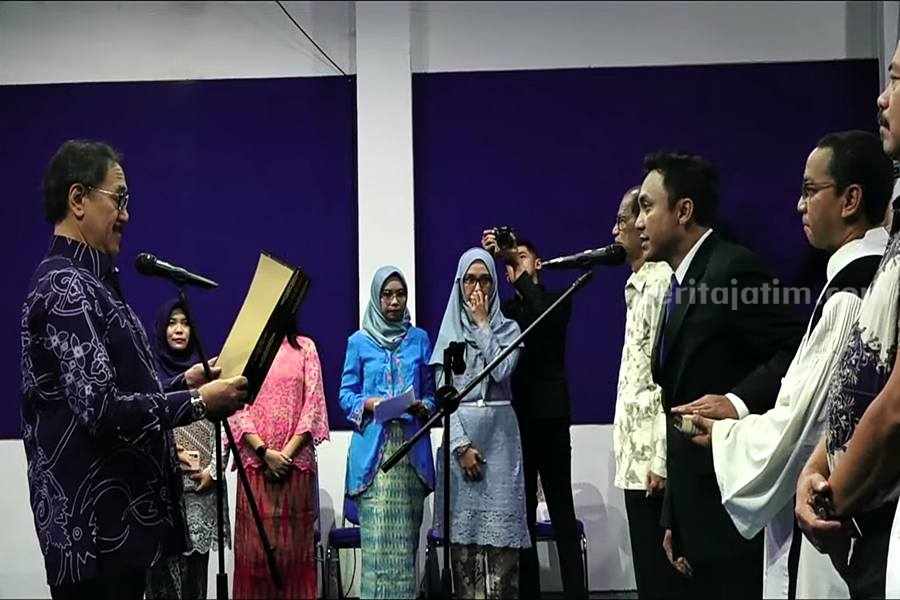 Ketua Yayasan Pendidikan Wartawan Jawa Timur (PWJT), Himawan Mashuri saat melantik Yokhanan Kristiyono.