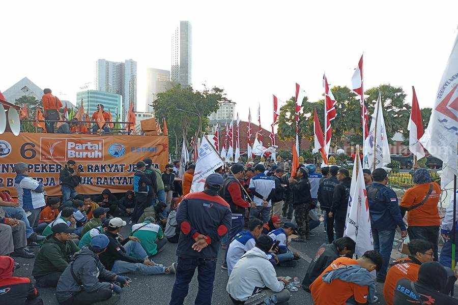 Buruh Demo Khofifah Tuntut Kenaikan Upah Hingga 15 Persen Ratusan buruh yang berdemo di depan gedung Grahadi, Rabu (09/08/2023). (Foto/Anggadia).
