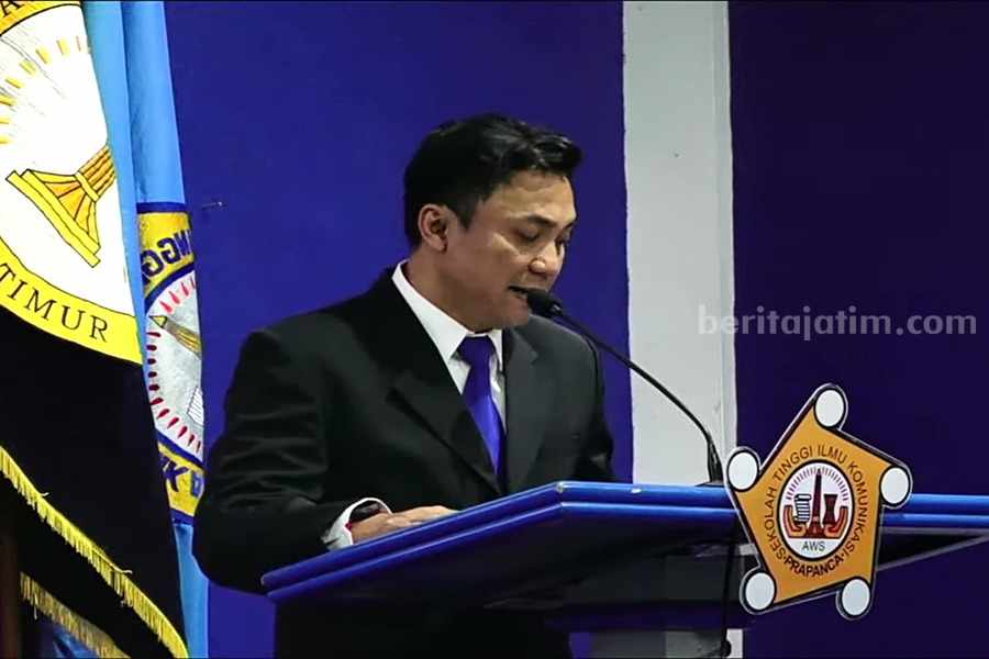 Dr. Yokhanan Kristiyono M.Med.Kom saat memberikan sambutan di acara pelantikan ketua Stikosa AWS periode 2023-2027. (Foto/ist)