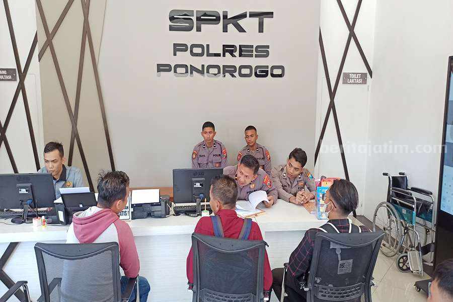 Warga Ponorogo Lapor Polisi, Mobil Pinjaman Dirampas Debt Collector Zainul Arifin didampingi kuasa hukumnya Sumadi saat melapor di SPKT Polres Ponorogo. (Foto/Endra Dwiono/beritajatim.com)