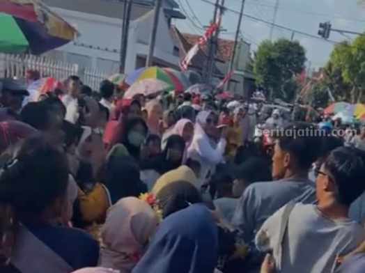 Gerak Jalan di Bangkalan Ricuh, Penonton dan Peserta Adu Jotos Potongan gambar kericuhan saat lomba gerak jalan di Bangkalan (Foto: Zamachsari/beritajatim.com)
