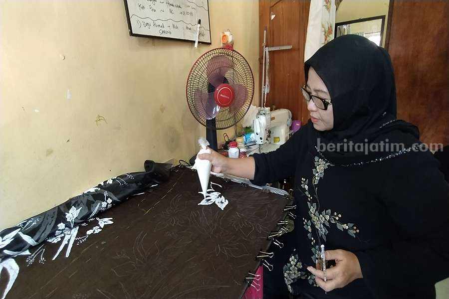 Anisa (51) saat melakukan tahap pertama yakni pengeblokan pada kain yang akan menimbulkan kesan 3 Dimensi.
