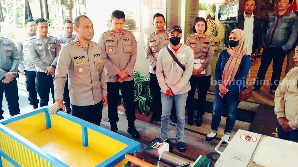 Polres Malang Beri Perlengkapan UMKM Tiga Keluarga Korban Tragedi Kanjuruhan Kapolres Malang AKBP Putu Kholis Aryana memyerahkan gerobak sayur pada Andre Hermawan, Jumat (11/8/2023).