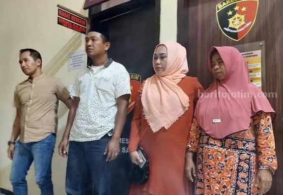 Keluarga almarhum Misnaji, korban pembunuhan dituduh memiliki ilmu santet saat berada di depan ruang Satreskrim Polres Sampang (Foto: Zamachsari/beritajatim.com)