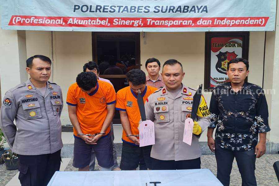 Hasin dan Masduki (baju orange) saat dirilis di Polsek Sukolilo, Jumat (11/08/2023). (Foto/ist).