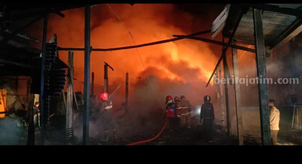 Dahsyatnya Kebakaran Pabrik Egg Tray Blitar, Kobaran Api Terlihat dari Jarak 1 KM