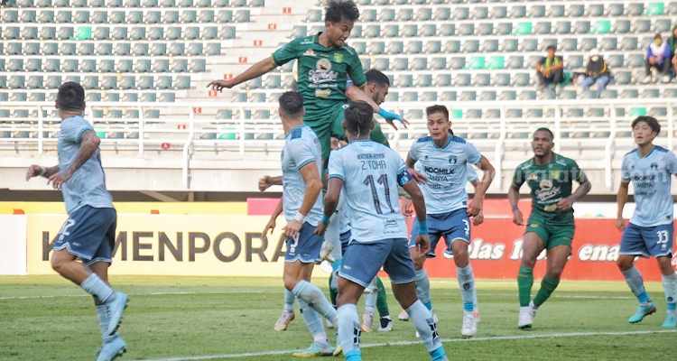 Persebaya Surabaya melawan Persita Tangerang di GBT. (Way)