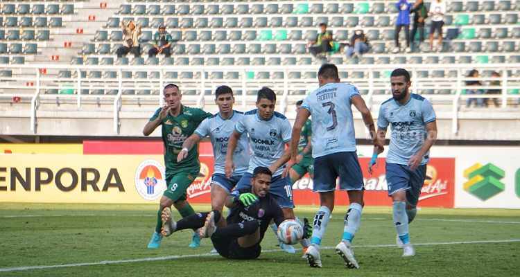 Tim Persita Tangerang melawan Persebaya Surabaya. (Way)