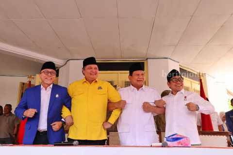 Gandengan erat Koalisi Indonesia Bersatu pimpinan PAN, Golkar, Gerindra, dan PKB.