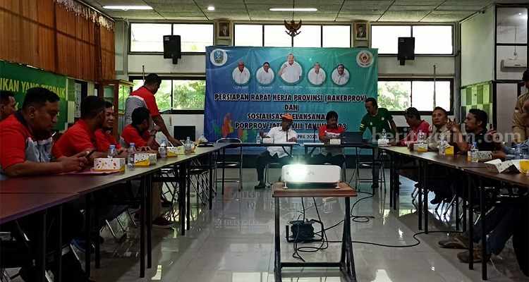 Venue Cabor Panjat Tebing Porprov Jatim Dipindahkan dari Sidoarjo ke Surabaya Karena Tak Layak Rapat koordinasi cabor panjang tebing Porprov di kantor Koni Jatim. (Way)