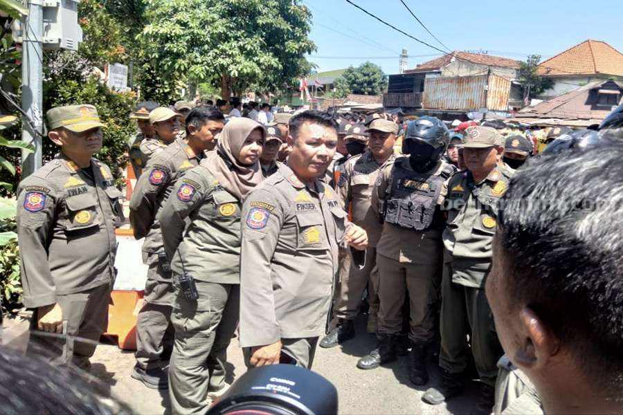 Pedagang Liar di Pasar Keputran Ditertibkan, Bakal Dijaga Petugas Satu Bulan M.Fikser (tengah) Kasatpol PP Kota Surabaya saat hendak melakukan penertiban di pasar Keputran, Senin (14/08/2023). (Foto/ist).