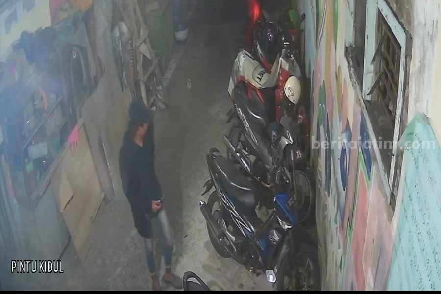 Aksi pelaku curanmor yang terekam CCTV. (Foto/ist).