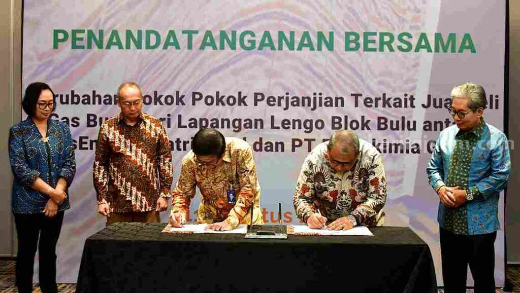 Dirut Petrokimia Gresik (tiga dari kiri) saat melakukan penandatangan perpanjangan jual beli gas dengan KKKS Krisenergy Ltd