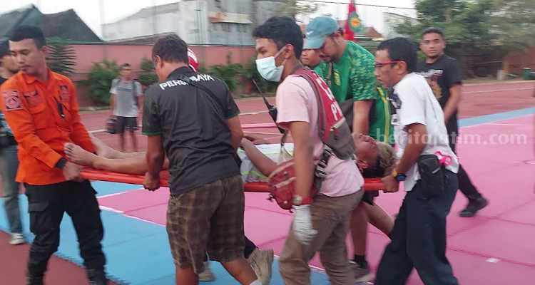 Risky Dwiyan saat cidera usai latihan di Lapangan Thor Surabaya. (Way)