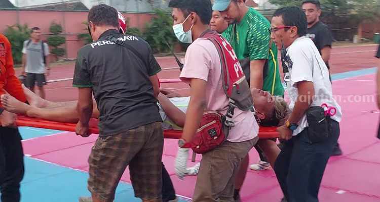 Risky Dwiyan saat di gotong ke ambulance usai dicedera di latihan. (Way)