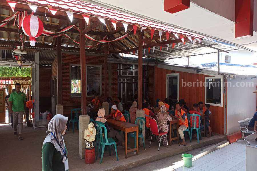Sejumlah warga binaan Rutan Kelas 2 B Ponorogo dikunjungi keluarganya. (Foto/Endra Dwiono/Beritajatim.com)