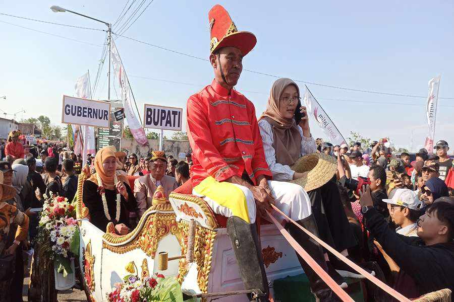 Uri-uri Budaya, Gubernur Khofifah Ikut Kirab Tutup Suro di Ponorogo Gubernur Khofifah didampingi Bupati Sugiri Sancoko saat acara kirab tutup suro di Ponorogo. (Foto/Endra Dwiono/Beritajatim.com)
