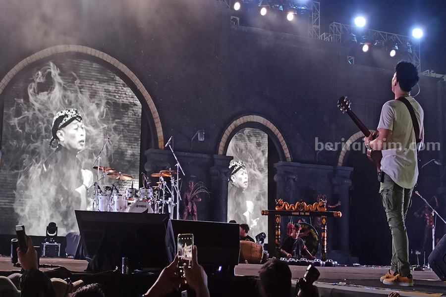 Vokalis Noah Ariel saat melihat Kang Giri di video yang menyanyikan lagu Kidung Rumekso Ing Wengi. (Foto/Endra Dwiono/Beritajatim)