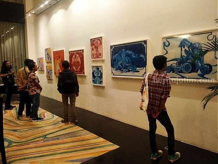 Suasana dalam acara pameran "Becoming", di Artspace, Artotel TS Suites Surabaya, Selasa (15/8/2023). (Foto: Fitri Yuliani/beritajatim.com)