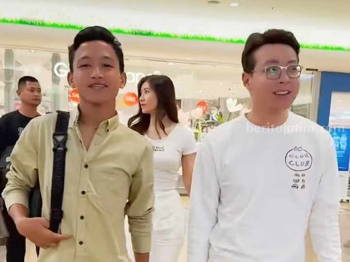 Farel Aditya Diduga Playing Victim dan Berbohong Atas Kondisi Finansialnya Potret Farel Aditya (kemeja lengan panjang), remaja yang sempat jadi adik angkat dr. Richard Lee. (Sumber foto: Instagram dr.richard_lee)