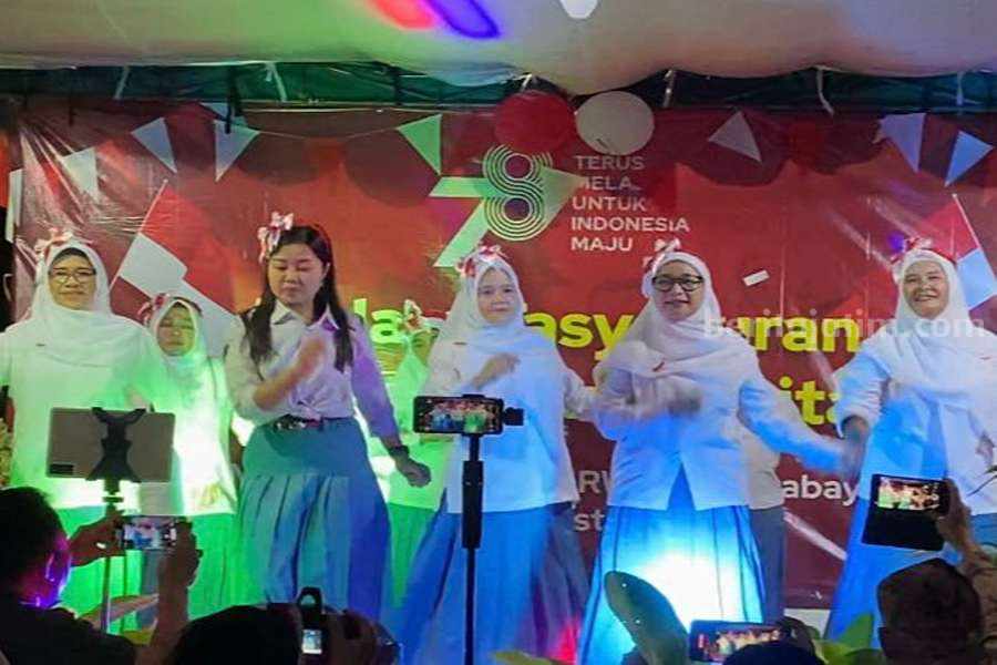 Warga Rungkut Surabaya Kenalkan Budaya Lokal ke Anak-Anak Warga Rungkut Surabaya saat malam tasyakuran HUT ke-78 Kemerdekaan RI
