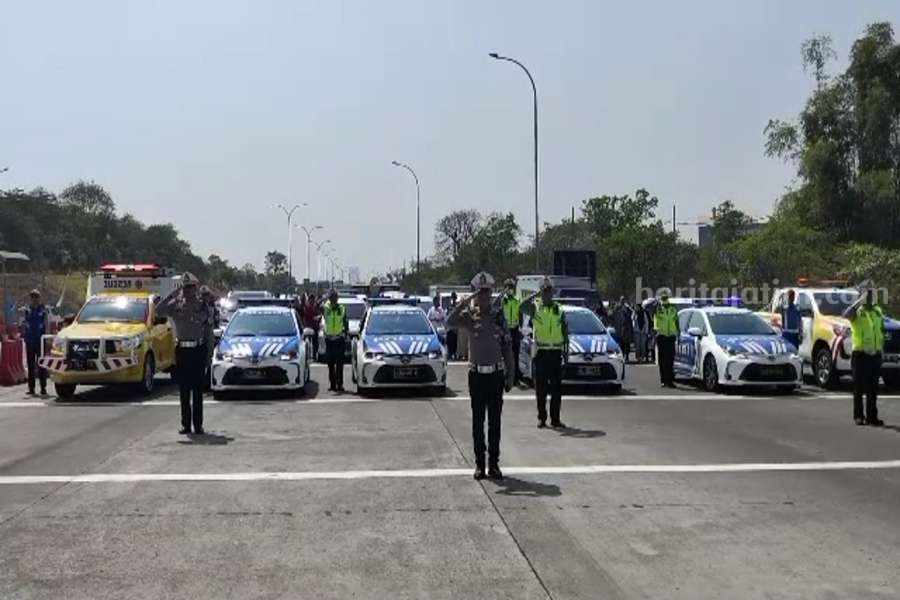 780 Bendera Merah Putih Disebar di Pintu Keluar Tol Jawa Timur Anggota PJR Polda Jatim saat melakuan upacara bendera di pintu keluar tol.