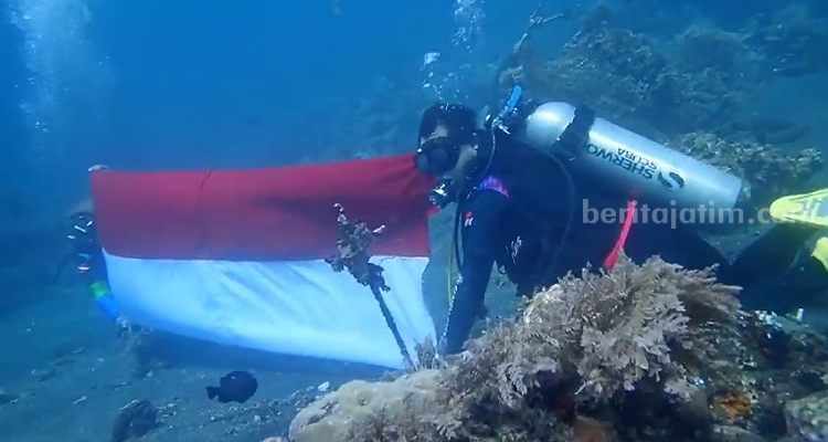Sebanyak 20 Penyelam Bentangkan Bendera Merah Putih di Dasar Laut Watu Dodol Banyuwangi Penyelam Jawa Timur lakukan upacara bendera di dasar laut. (Way)