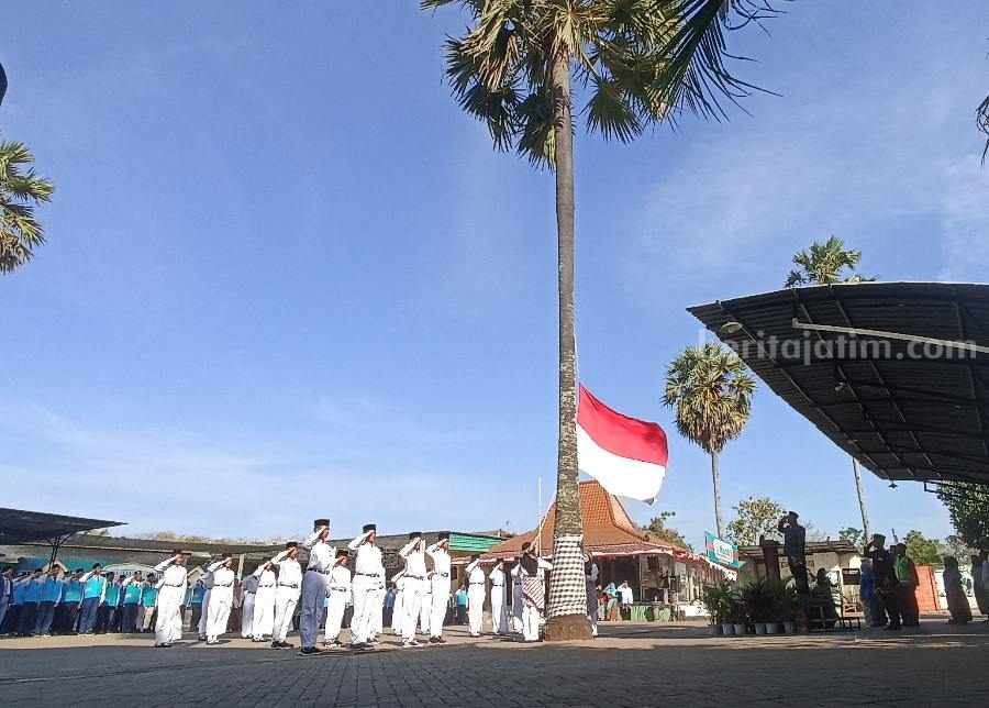 Pengibaran bendera merah putih di pohon Siwalan. [Foto: Diah Ayu/beritajatim.com]
