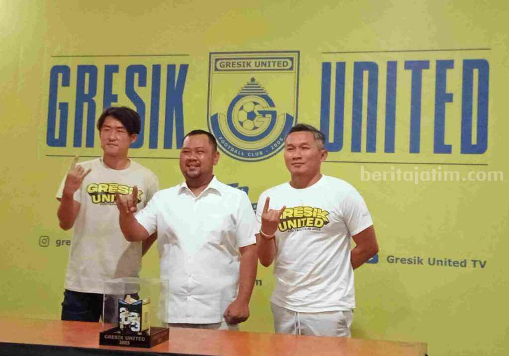 Foto pemain baru Gresik United asal Jepang (kiri) diapit President Club Fandi Akhmad Yani (tengah) dan pelatih kepala Rudy Eka Priyambada (kanan)