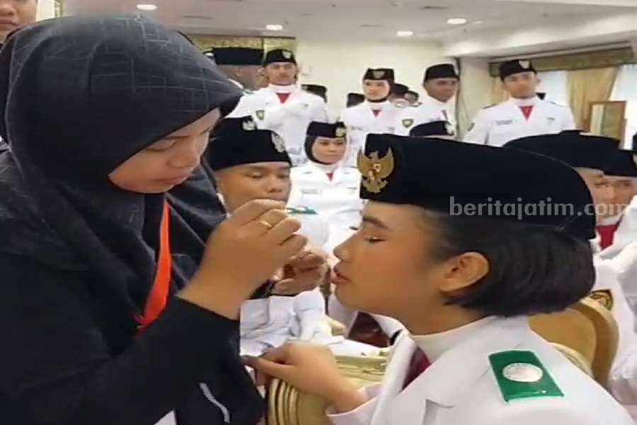 Putri Restu Nurmala, Perias Asal Kabupaten Pasuruan saat merias salah satu petugas Paskibraka di Jakarta.