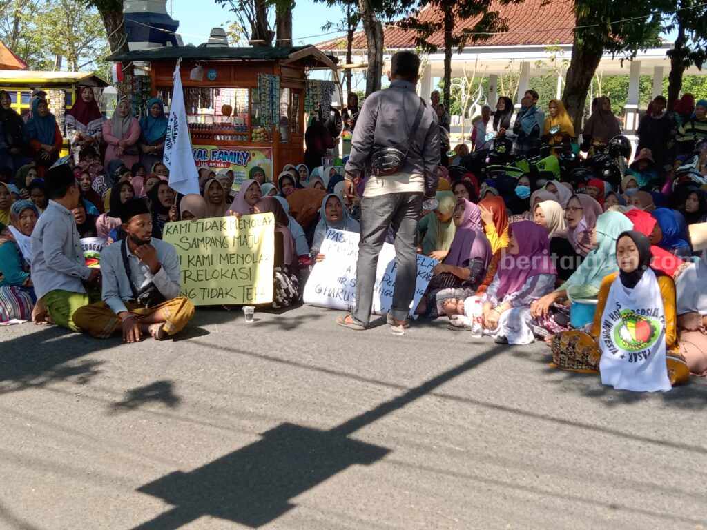 Emak-emak pedagang pasar Srimangunan, Sampang, saat berada di depan gedung DPRD Sampang (Foto: Zamachsari/beritajatim.com)