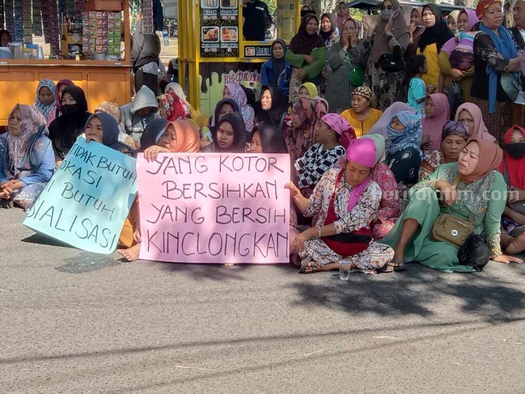 Relokasi Pedagang Pasar Srimangunan Dinilai Bukan Solusi Emak-emak saat melakukan orasi penolakan relokasi pedagang di depan kantor DPRD Sampang (Foto: Zamachsari/beritajatim.com)