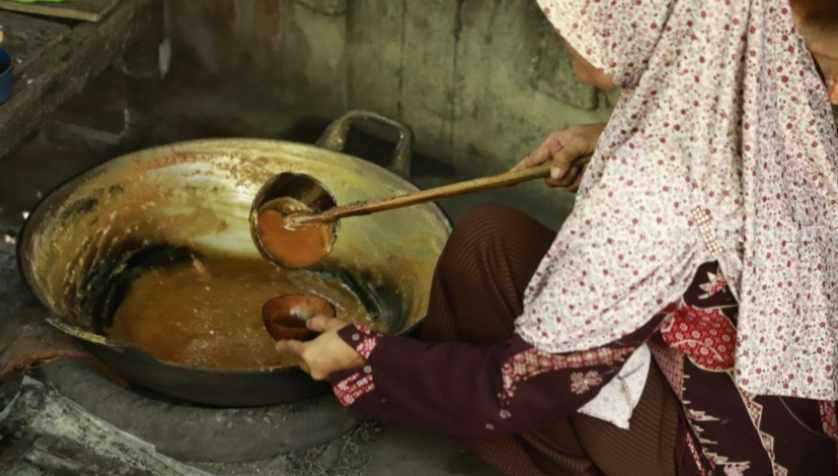 Generasi Penderes Mulai Berkurang, Akankah Gula Jawa Triwidadi Bantul yang Legendaris Meredup? Proses pembuatan Gula Jawa Triwidadi Bantul yang legendaris dan mulai meredup karena semakin banyak ditinggalkan generasi muda -(Ist)