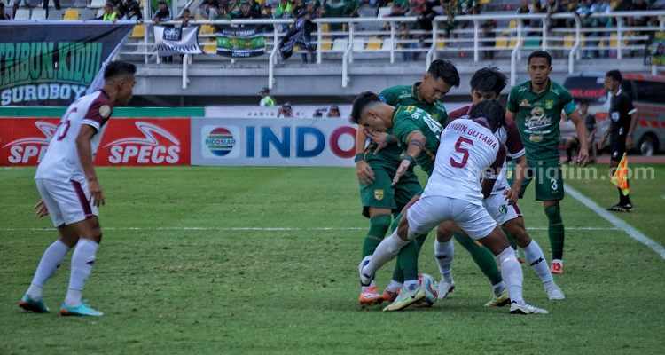 Satu Gol Perdana Song Ui Yong Beri Keberuntungan Persebaya Surabaya Lawan PSM Makasar Bruno Moreira dan Wildan Ramdhani dikepung pemain PSM Makasar di Stadion Gelora Bung Tomo, Surabaya. (Way)