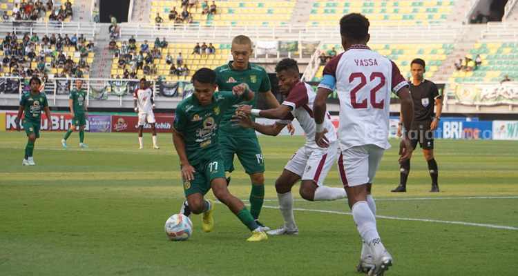 Gagal Tundukkan Persebaya, Pelatih PSM Makasar Sesali Kegagalan Curi Peluang Gol PSM Makasar melawan Persebaya Surabaya. (Way)