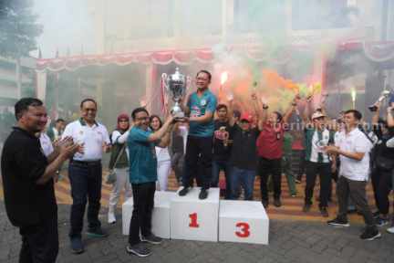 Mendes PDTT) Abdul Halim Iskandar menyerahkan hadiah.