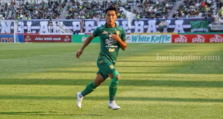 Kesan Pemain Persebaya Ini saat Berkeliling Tribun Stadion Usai Pertandingan Song Ui-Yong, pemain asing Persebaya Surabaya. (Way)