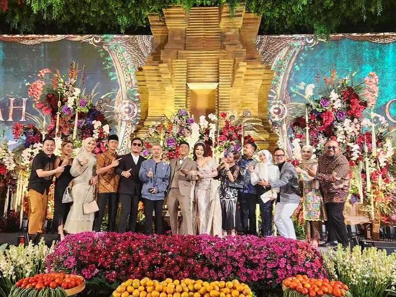 Potret pernikahan Denny Caknan dan Bella Bonita yang mengusung konsep dekor Candi Brahu, Jumat (18/8/2023). (Sumber foto: Instagram ronny_siswanto08)