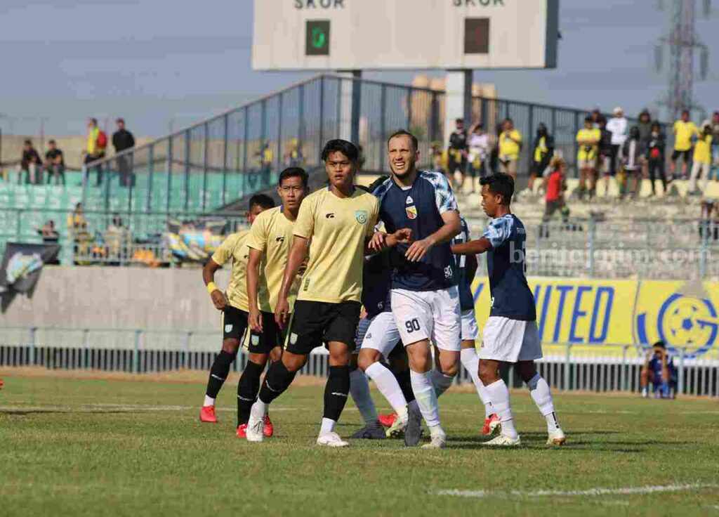 Foto uji coba perdana Gresik United melawan Persikab yang digelar di Stadion Gelora Joko Samudro.