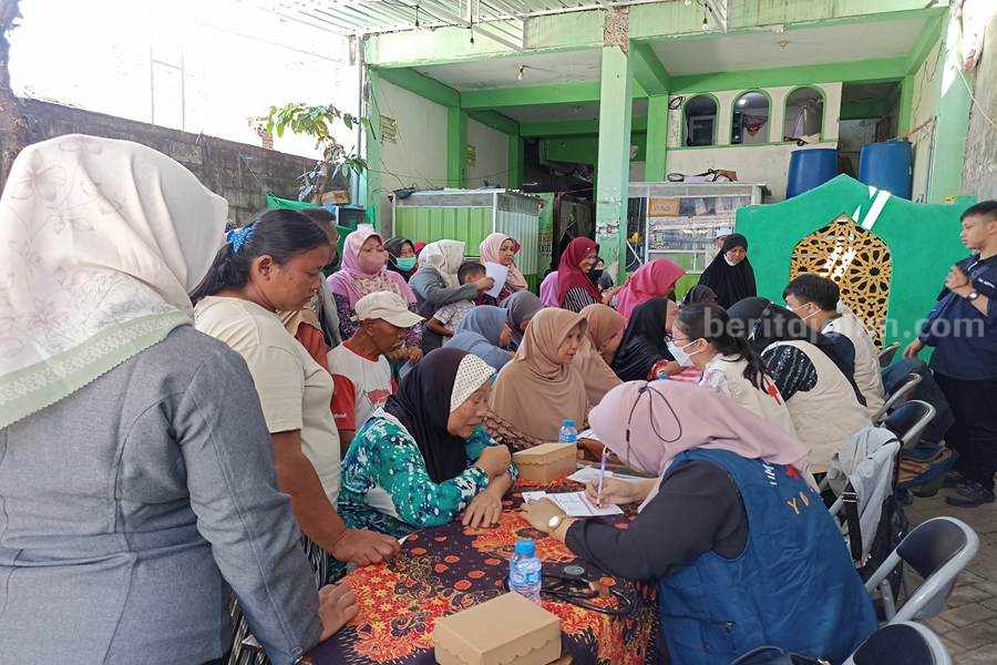 Masyarakat di wilayah Rangkah saat mengikuti acara periksa pengobatan gratis di Pondok Pesantren Tahsinul Akhlaq Bahrul Ulum, Minggu (20/08/2023). (Foto/Anggadia).