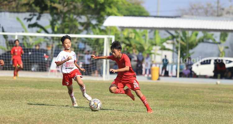 Deltras Akademi melawan Indonesia Soccer di lapangan Siwalanpanji, Sidoarjo. (Way)