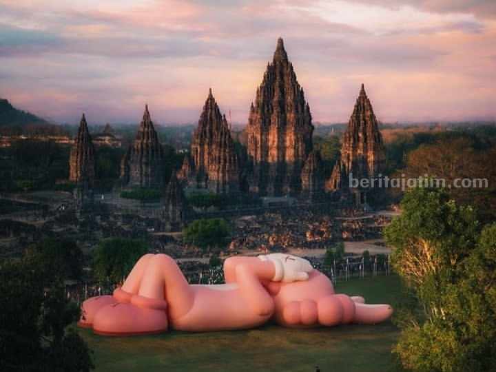 Pameran Kaws: Holiday di Candi Prambanan, Yogyakarta. (Sumber foto: Instagram arr.allrighttsreserved)