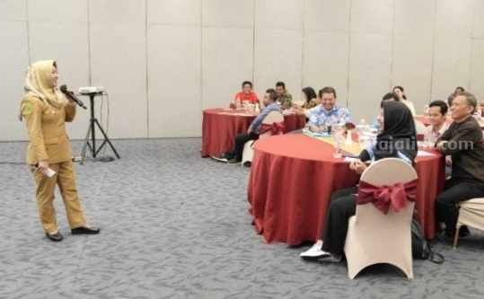 Wali Kota Mojokerto Ika Puspitasari saat Pelatihan Pengelolaan Kampung Wisata di ballroom salah satu hotel di Kota Mojokerto. [Foto : ist]