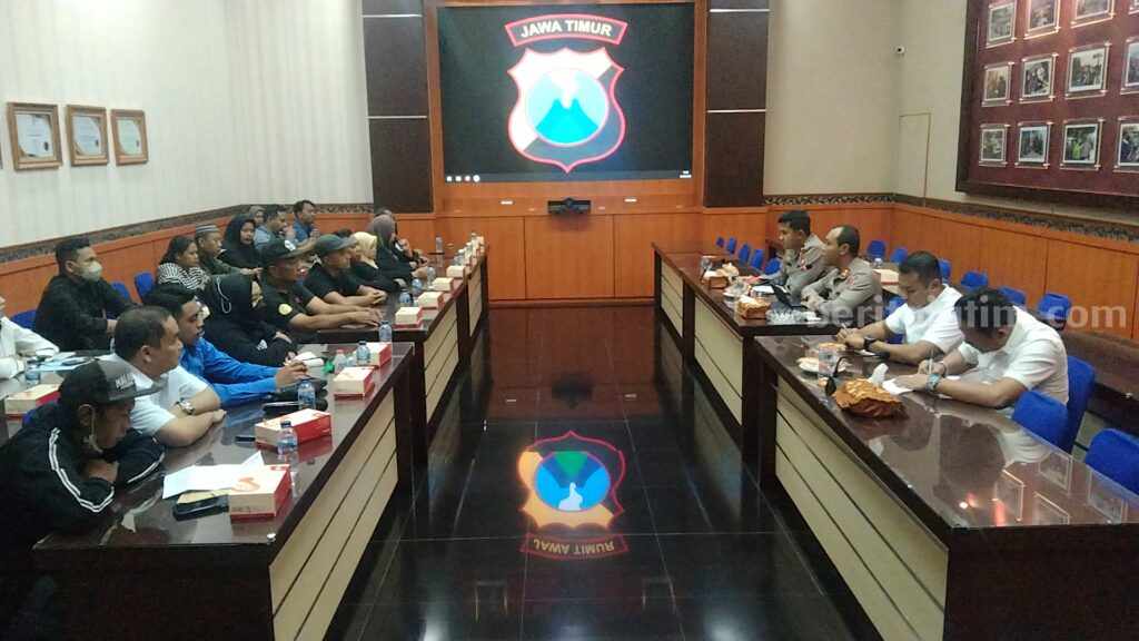 Silaturahmi keluarga korban tragedi Kanjuruhan, LBH Pos Malang dan Penasehat Hukum Tim TATAK bersama Kapolres Malang AKBP Putu Kholis Aryana, Selasa (22/8/2023).