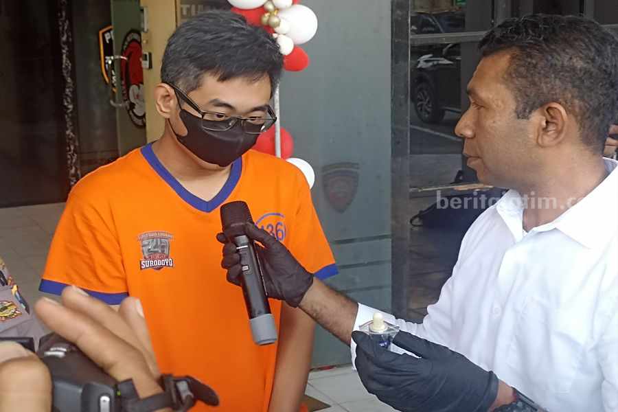 YRH (31) saat ditanyai terkait liquid ganja oleh Kompol Fadillah di Polrestabes Surabaya, Selasa (22/08/2023). (Foto/Anggadia).